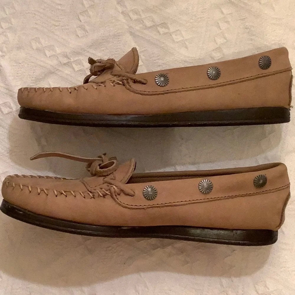 Minnetonka Hard Sole Moccasin Sz 8.5 Decorative Side Studs Leather Top Tie - Picture 4 of 6